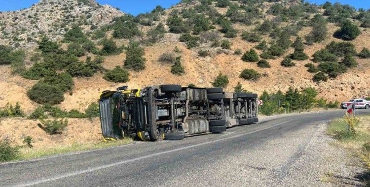 Kemaliye’de tır devrildi