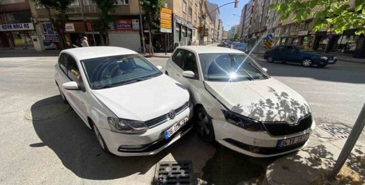 Caddede çarpışan 2 otomobilde maddi hasar oluştu
