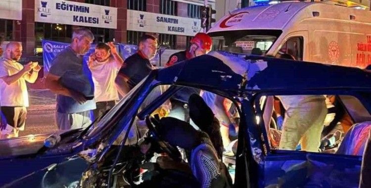 Duble yolda iki otomobil çarpıştı: 5 yaralı