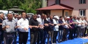 Yüzlerce kişi yağmur için avuçlarını semaya açtı

