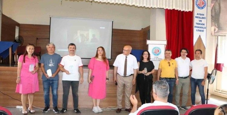 Yıl sonu toplantısında okuldan ayrılan öğretmenlere veda edildi