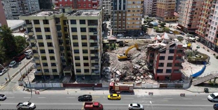 Rize’deki riskli 2 binanın yıkımı sürüyor