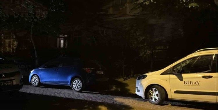 Avcılar’da bir adam evinin önünde alkol içen 2 kişiyi silahla vurdu