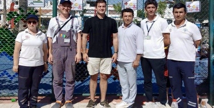 Bodrum’da çocuklar 4 bin bardakla yaza sanatla ’Merhaba’ dedi