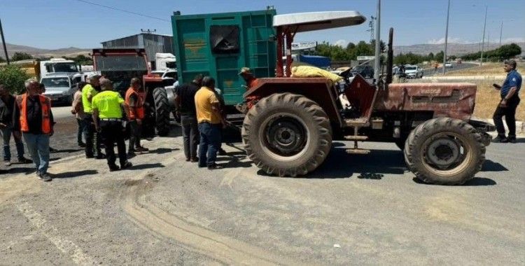 Elazığ’da traktör ile otomobil çarpıştı: 3 yaralı