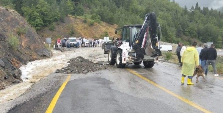 Kastamonu’da kuvvetli sağanak karayolunu ulaşıma kapattı