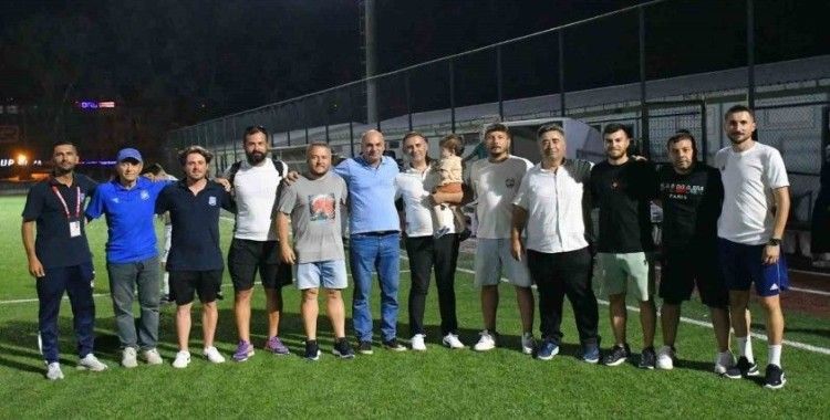 Yunusemre’nin U17’leri İzmir’de şampiyon oldu