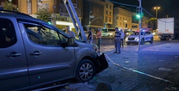 Avcılar’da aşırı hız yapan araç elektrik direğine çarptı: 3 yaralı