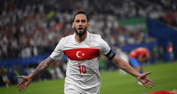 Menajeri son noktayı koydu: Hakan Çalhanoğlu'nun forma giyeceği takım belli oldu