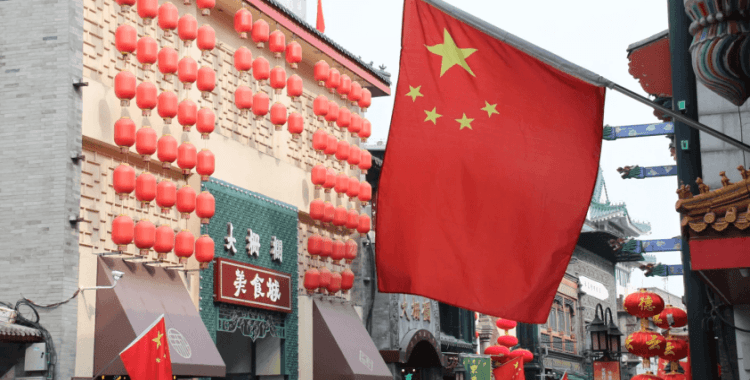 Çin'de reklam krizi: Çekik göz pozuna büyük tepki