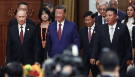 Çin'deki askeri geçit törenine katılan Kim, ilk kez çok taraflı diplomatik bir etkinlikte yer aldı