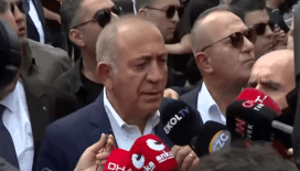 CHP İstanbul İl Başkanlığı'nda tansiyon yüksek: Gürsel Tekin binaya ulaştı, su şişesi fırlatıldı