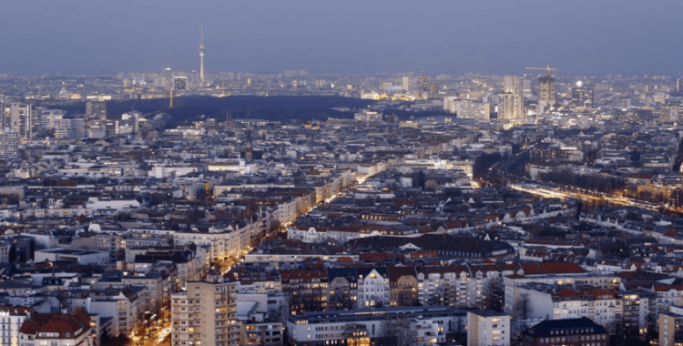 Berlin'de 2 elektrik direğinde çıkan yangın sonucu 50 bin hane ve işyeri elektriksiz kaldı