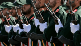 İran'da her yıl düzenlenen askeri geçit töreni bu yıl güvenlik gerekçesiyle iptal edildi