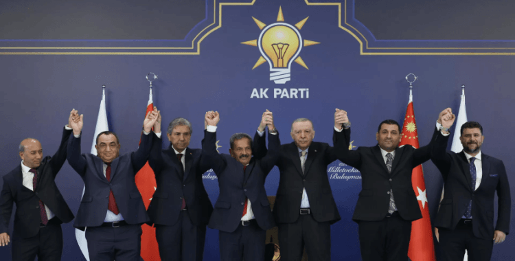 4 ayrı partiden 7 belediye başkanı AK Parti'ye katıldı: Rozetlerini Cumhurbaşkanı Erdoğan taktı
