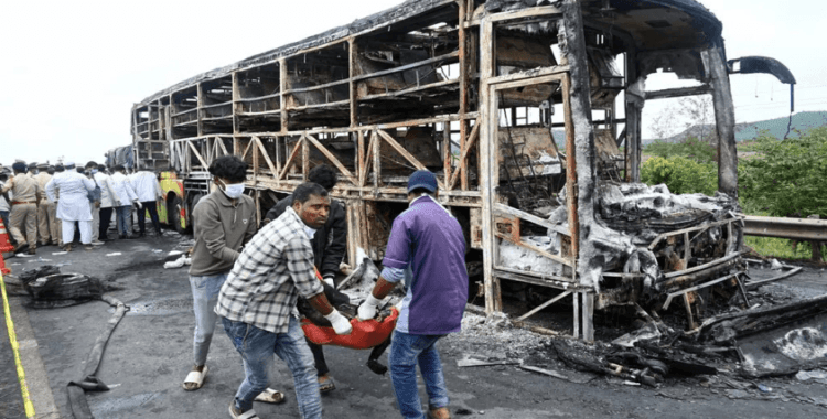 Hindistan'da otobüs kazası faciaya döndü: En az 25 kişi hayatını kaybetti