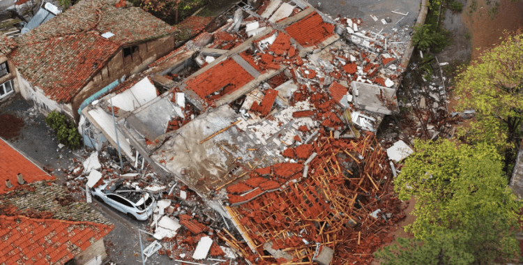 6.1'lik deprem sonrası Sındırgı'da 25 yapıda hasar var: 3 bina ve 1 dükkan yıkıldı