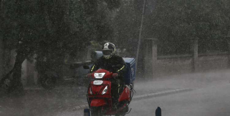 Muğla'da sağanak ve fırtına hayatı felç etti: Yollar göle döndü, ağaçlar devrildi