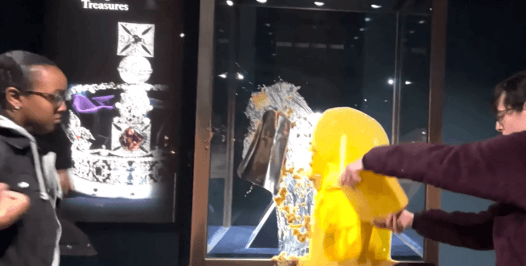 Londra Kulesi'nde kraliyet tacına muhallebili saldırı: 4 kişi gözaltında