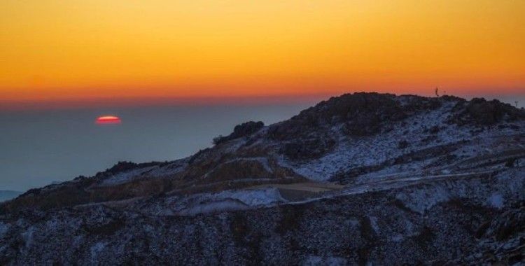 'Tarihi manzara': Suudi Arabistan'a kar yağdı