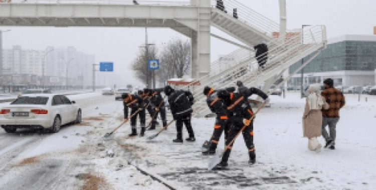 Kar ve buzlanmaya karşı 850 personel sahada çalışıyor