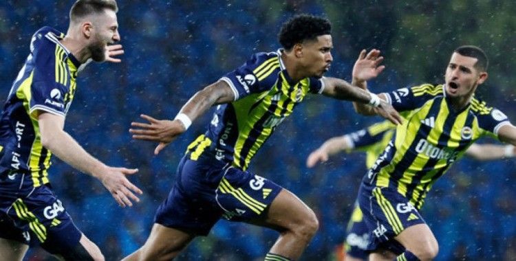Galatasaray'ı 2-0 yenen Fenerbahçe, Turkcell Süper Kupa'nın sahibi oldu