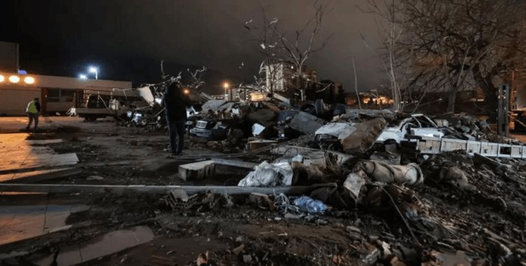 Bursa'da duvar devrildi: 10 araç ezildi