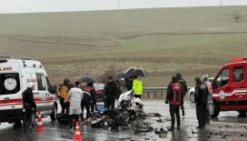 Yolcu otobüsünün çarptığı araç hurdaya döndü: 3 kişi hayatını kaybetti