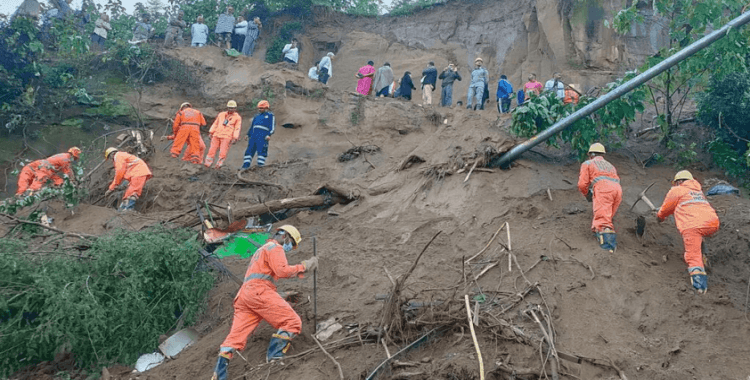 Endonezya’da toprak kayması: 8 ölü, 82 kayıp