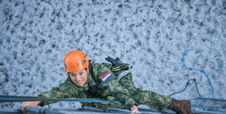 Hollanda Kraliçesi Maxima orduya yedek asker olarak katıldı