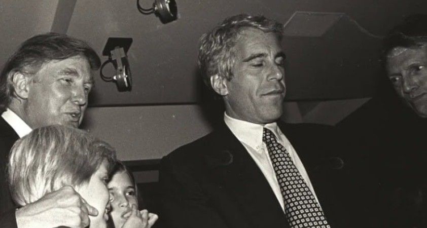 Epstein Kâbe örtüsünü halı olarak kullanmış