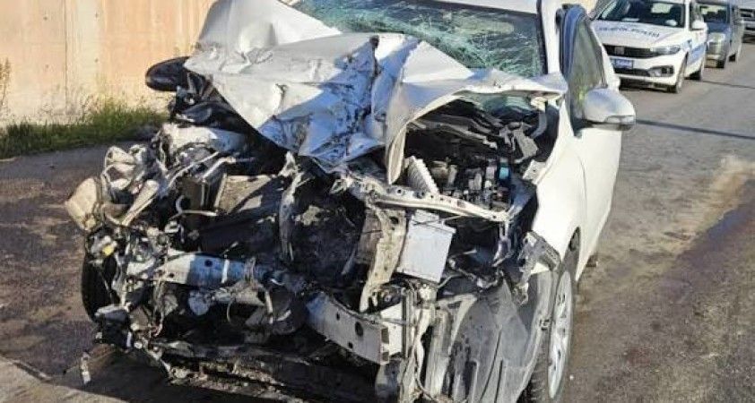 Amasya'da feci kaza: Tıra arkadan çarpan araçtaki iki kişi hayatını kaybetti