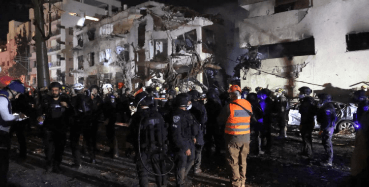 İran'ın misillemesinde bir füze Tel Aviv'e isabet etti: 1 ölü 20 yaralı var!