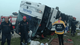 Adana'da yolcu otobüsü devrildi: 2 ölü, 19 yaralı