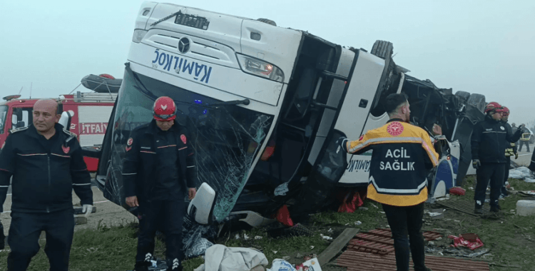 Adana'da yolcu otobüsü devrildi: 2 ölü, 19 yaralı
