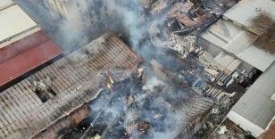 İzmir'de sanayi sitesine yangın: 2 mobilya deposu kül oldu